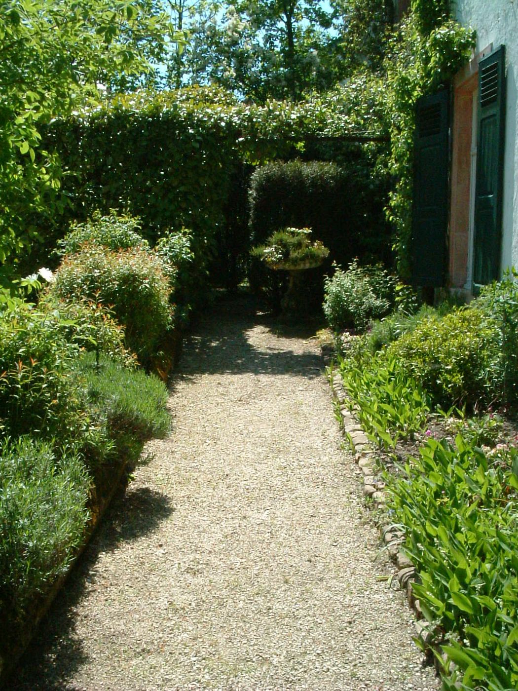 Allée de gravier le long de la maison