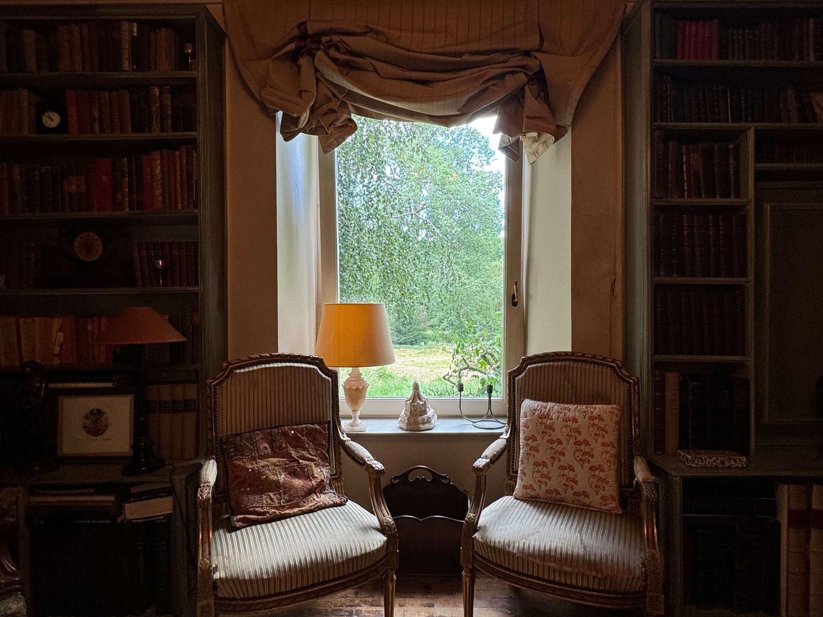 Deux fauteuils devant la fenêtre