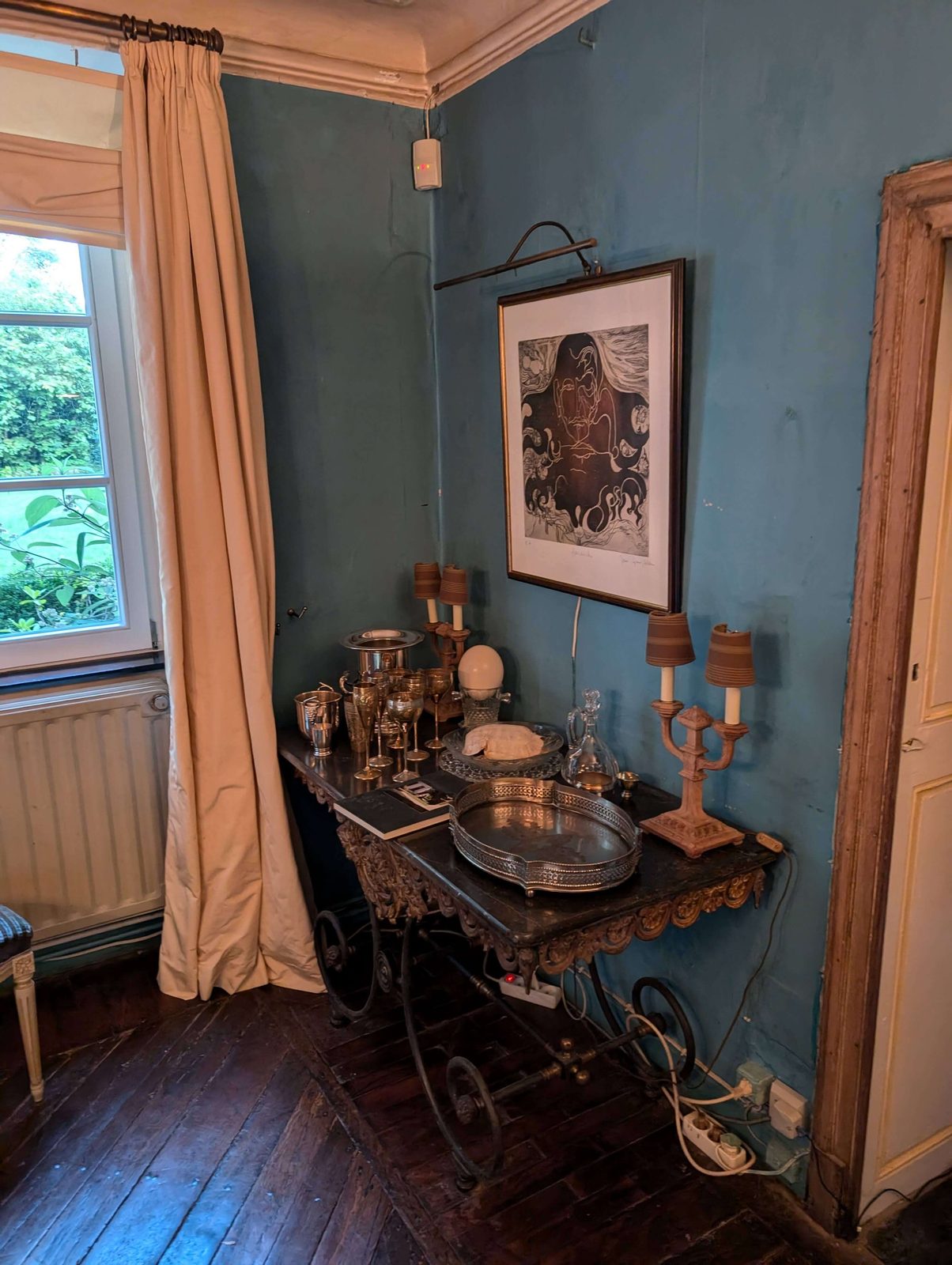 Buffet dans la salle à manger bleue