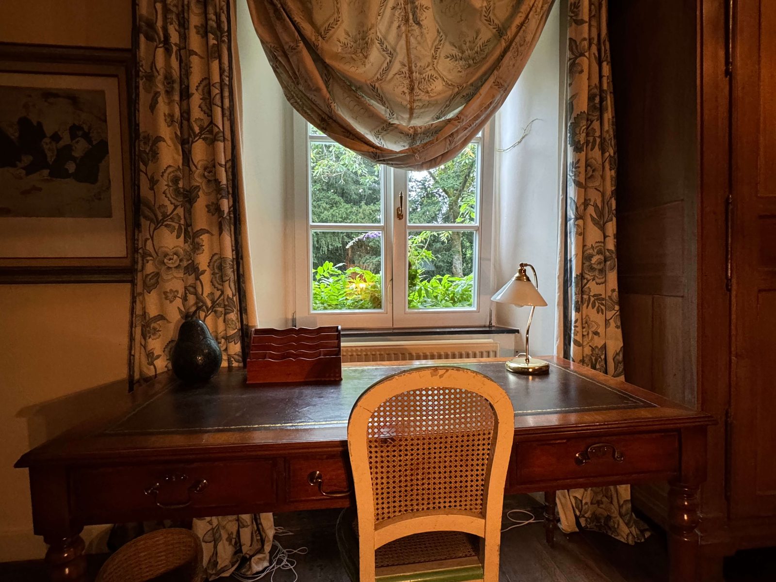 Bureau sous la fenêtre