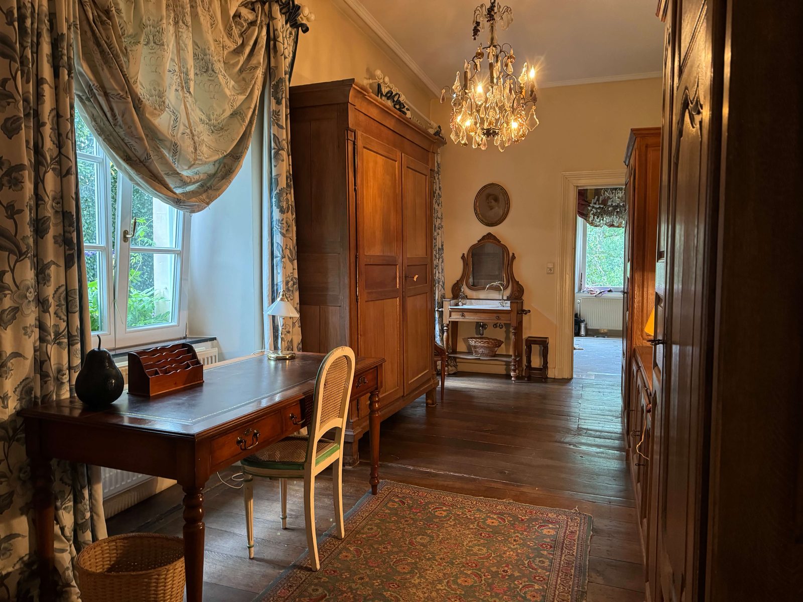Bureau et lavabo ancien