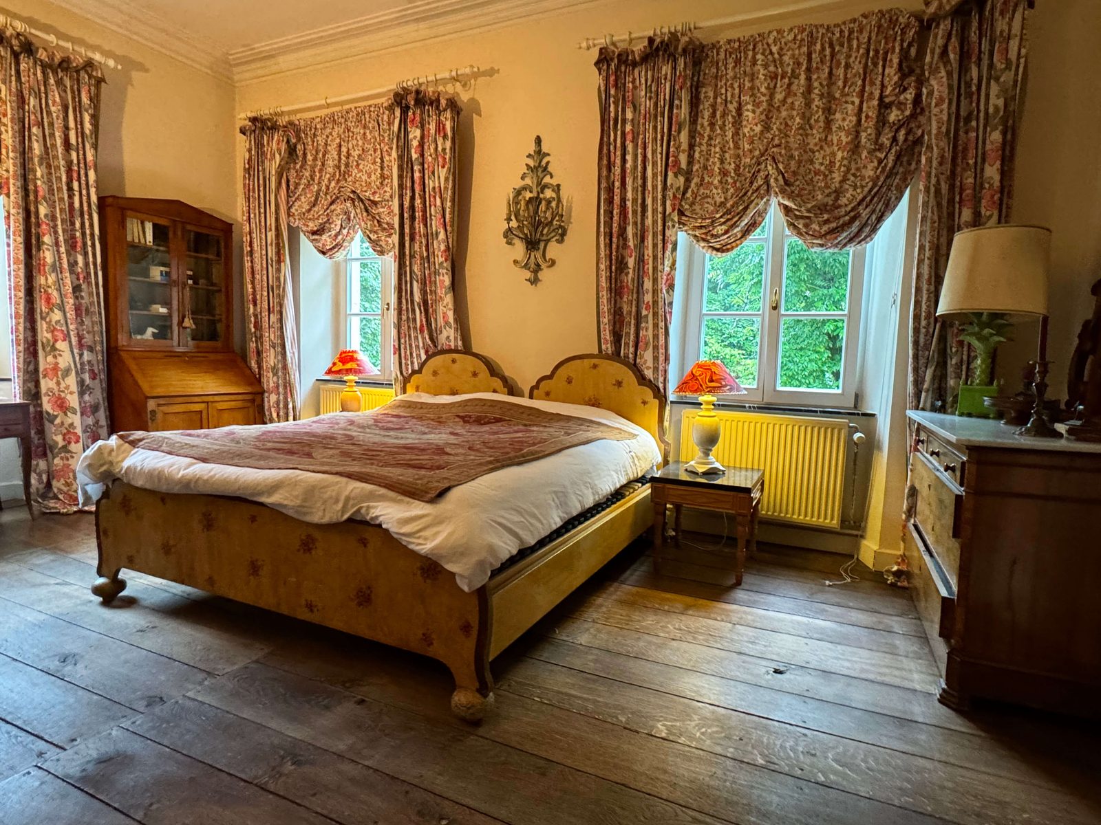 Chambre aux rideaux fleuris