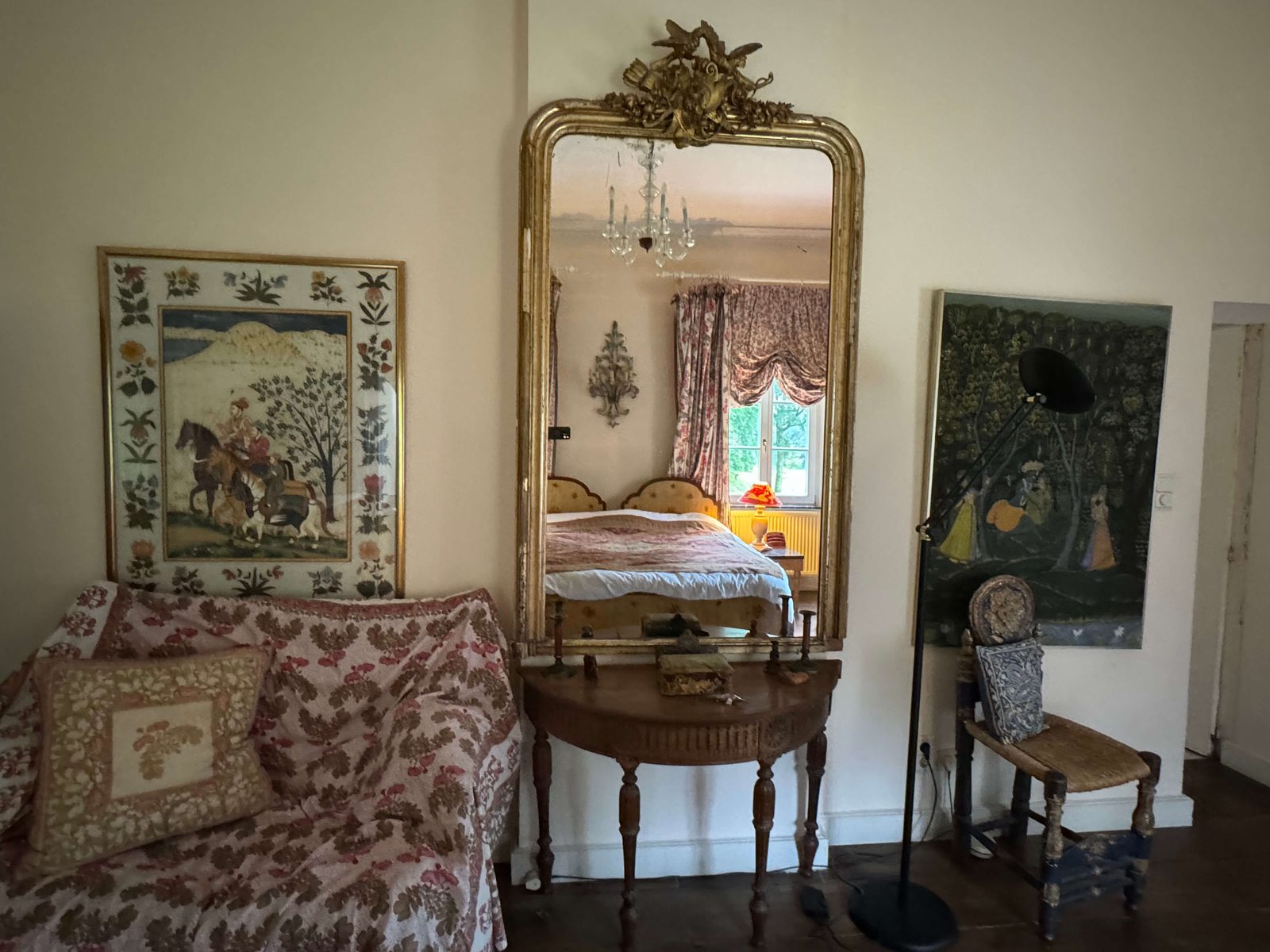 Miroir doré et tapisserie dans la chambre