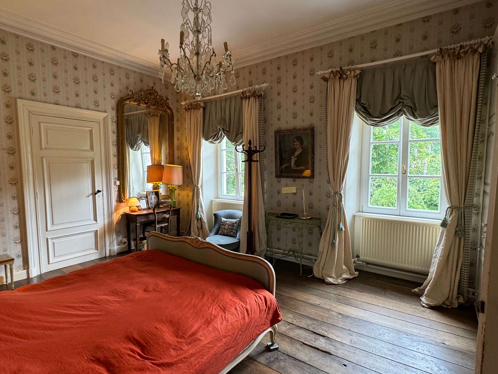 Chambre, portrait et fenêtres sur le parc