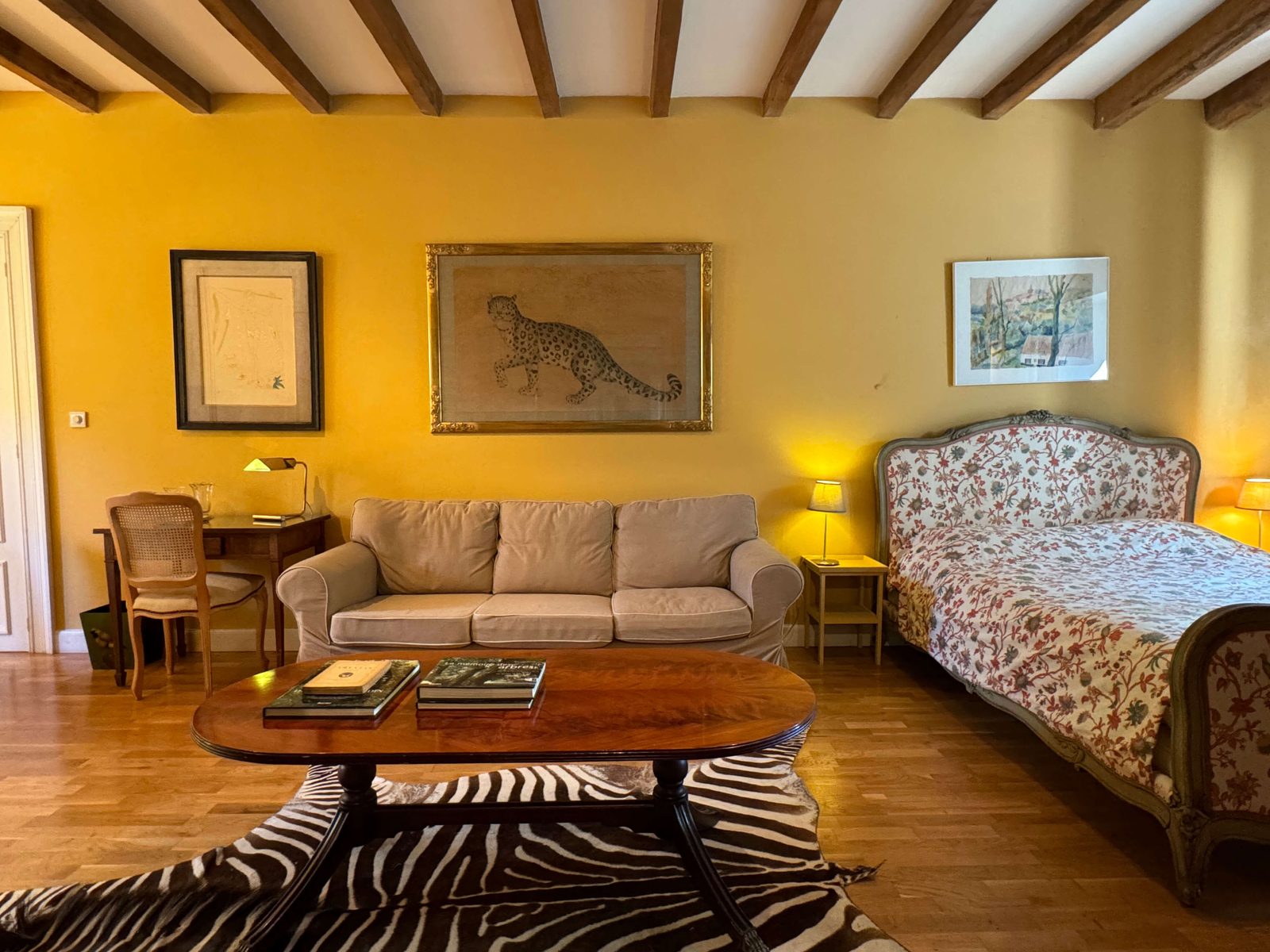 Chambre aux poutres et lit fleuri