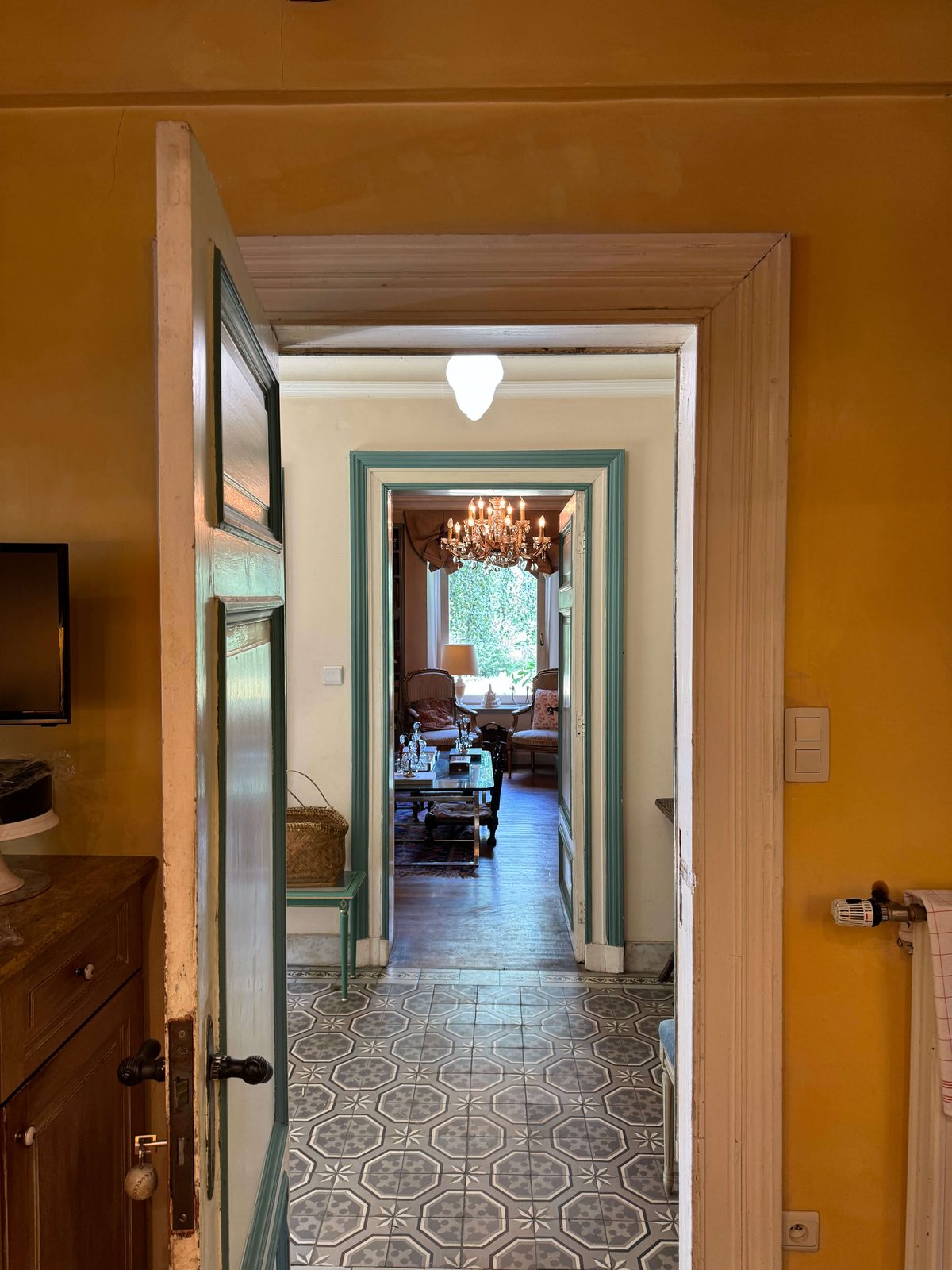 Enfilade du carrelage vers la bibliothèque