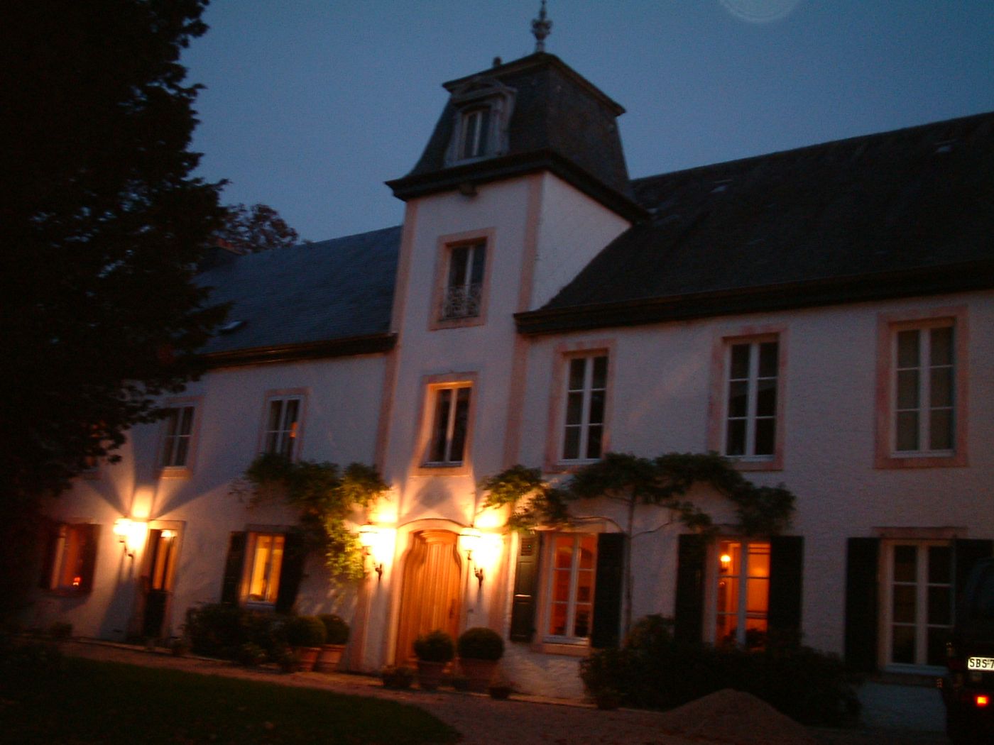 Façade éclairée au crépuscule