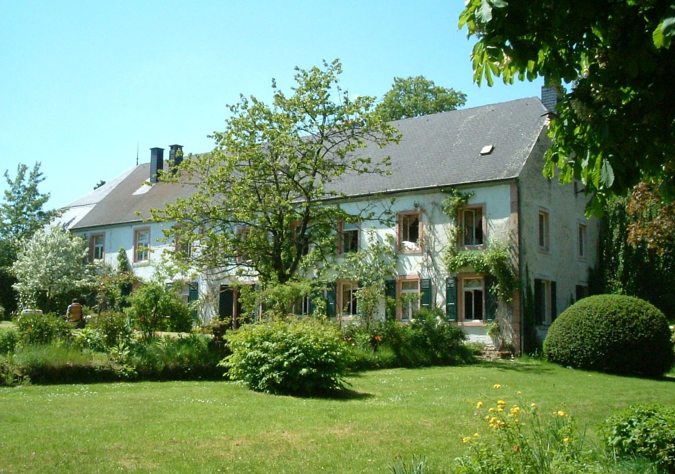 Façade de L’Abri aux Ifs vue du parc