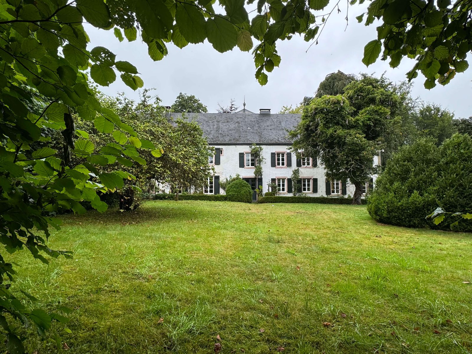 Façade de L’Abri aux Ifs vue du parc