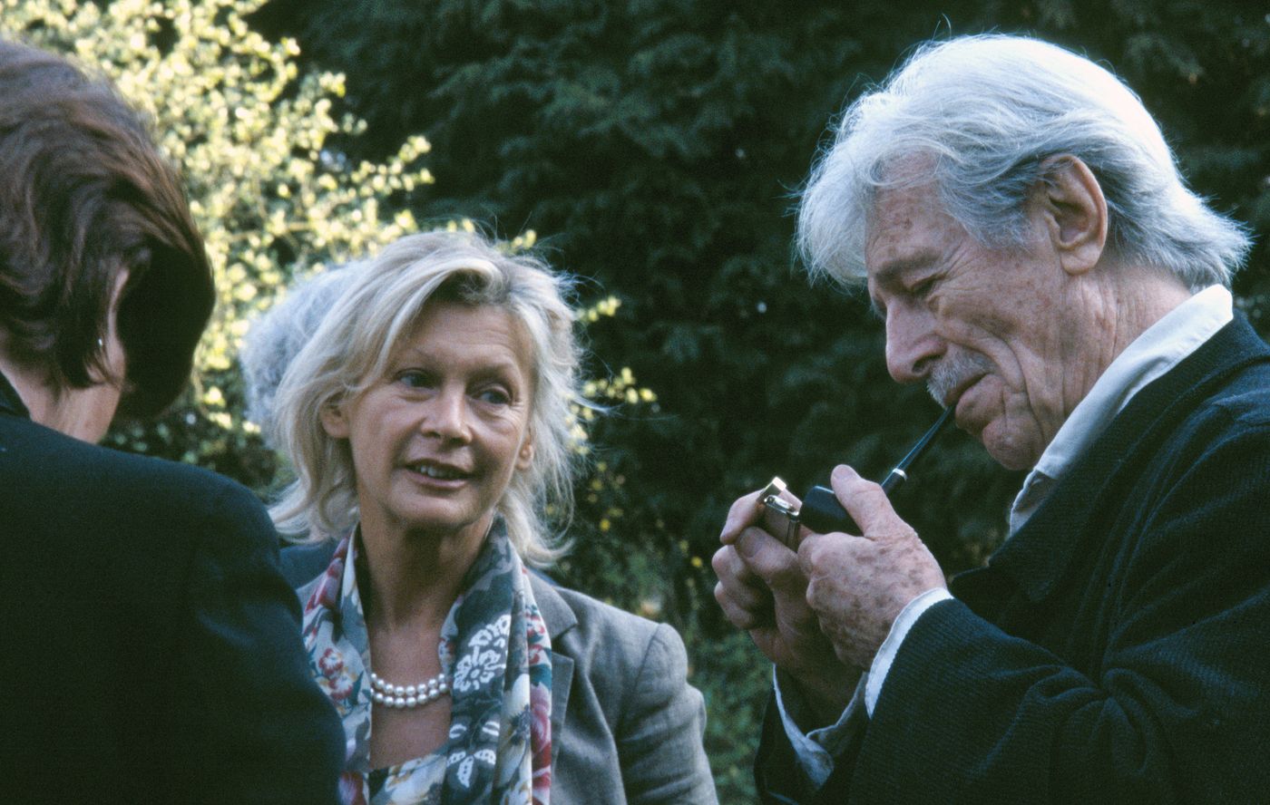 Marie-Anne Bolle dans le parc, avec Hubert Nyssen allumant sa pipe