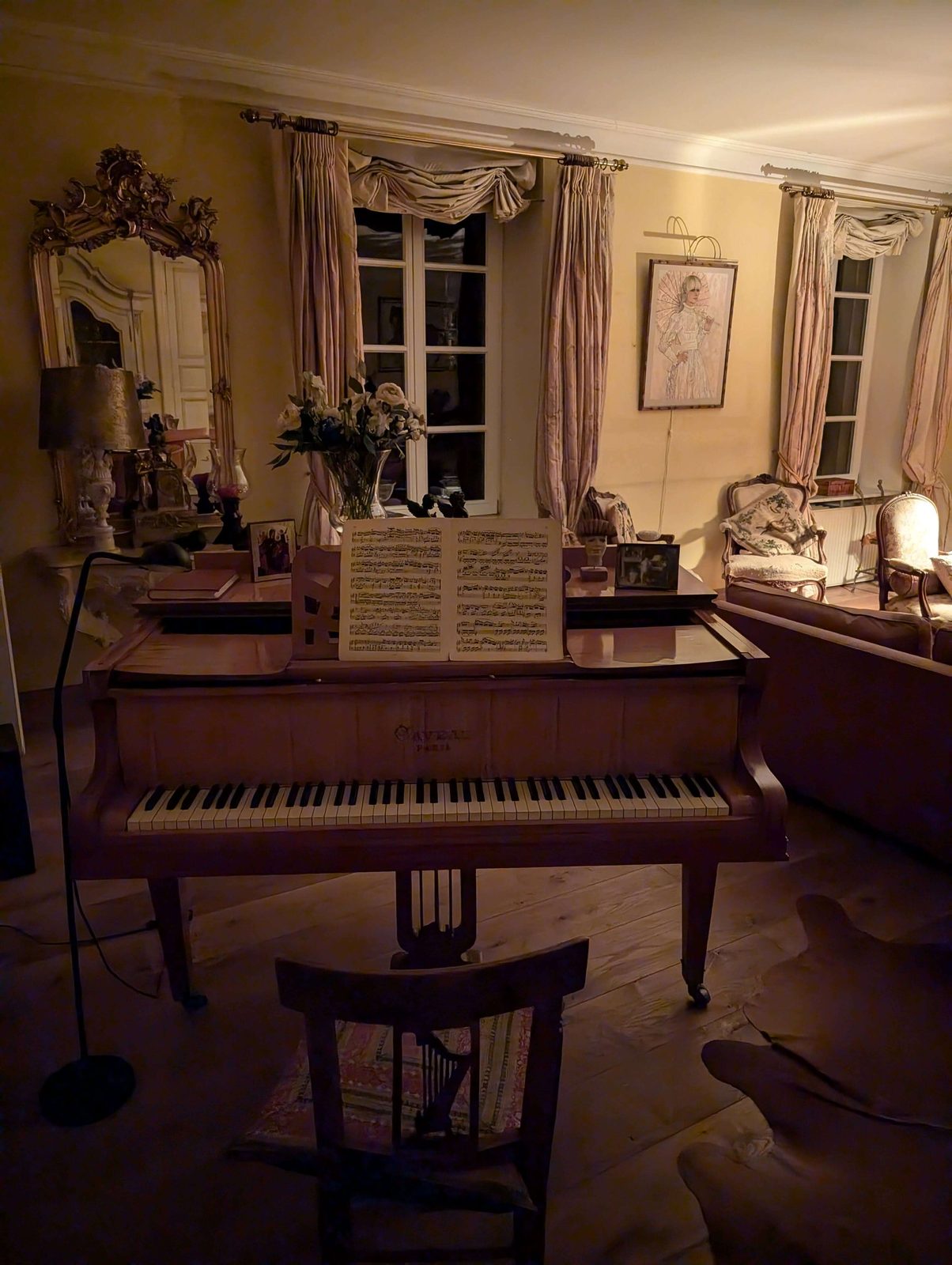 Piano Gaveau le soir, partition ouverte