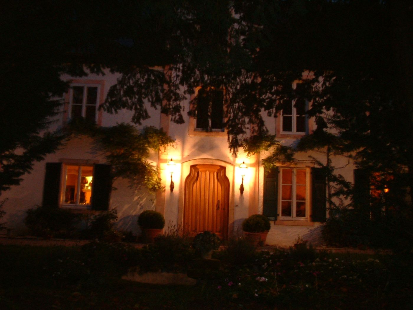 Porte de chêne éclairée la nuit