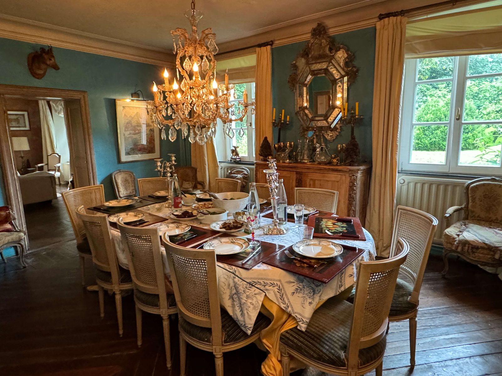 Salle à manger bleue