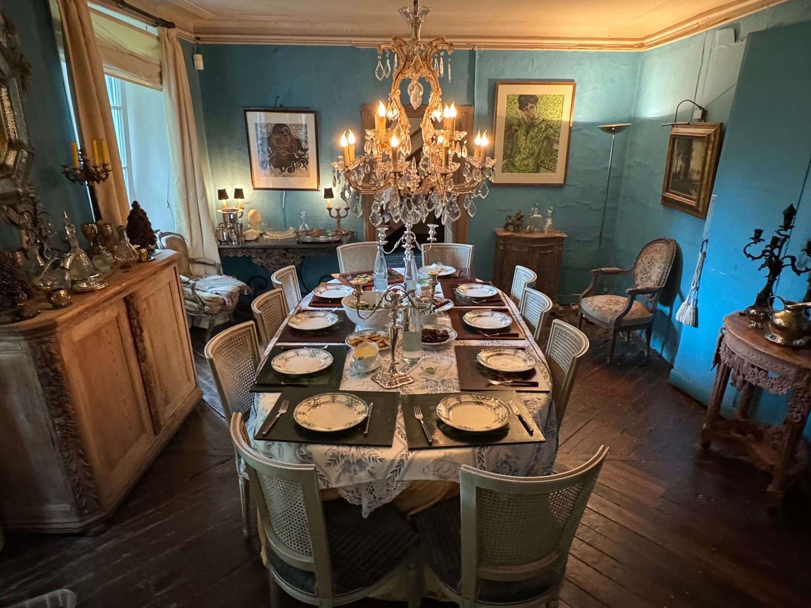 Salle à manger, table dressée