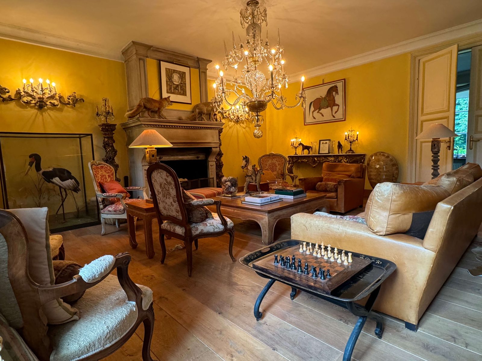 Cheminée du salon jaune